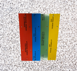 Plaque de protection mécanique - Plaques rouge, bleu, vert, jaune - fond gravier