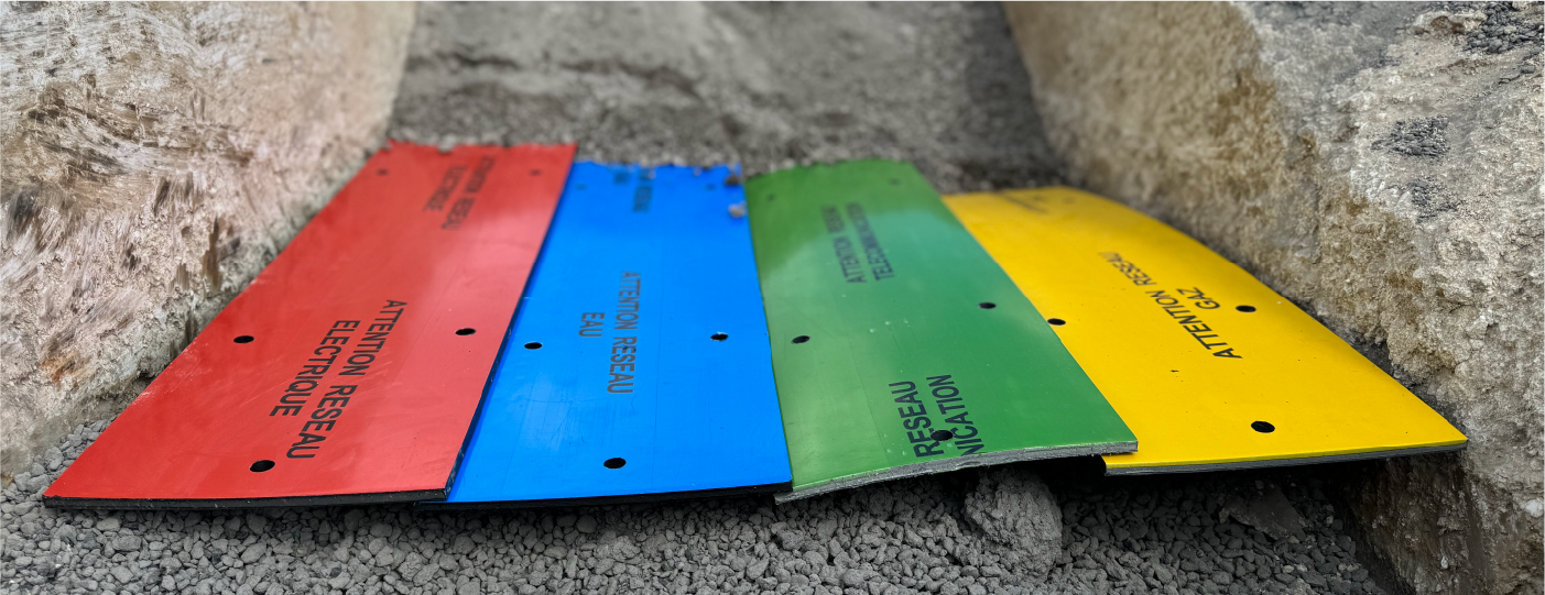 4 plaques de protections mécaniques de couleurs rouge, bleu, vert et jaune